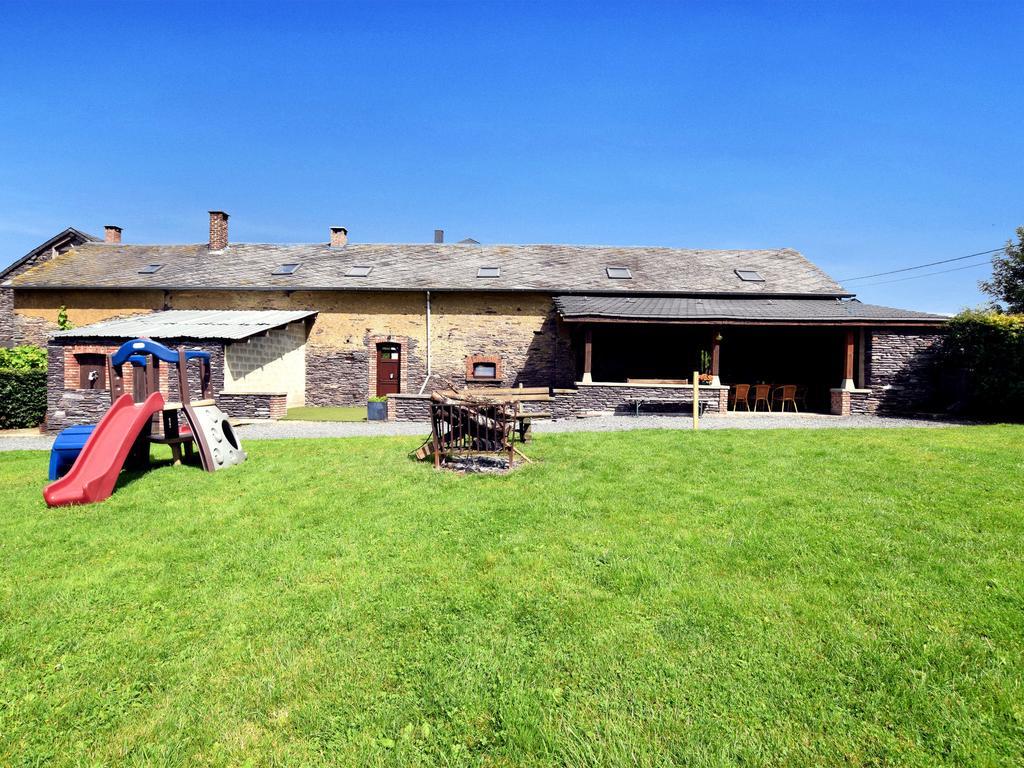 Spacious Holiday Home In Lierneux With Garden Екстериор снимка